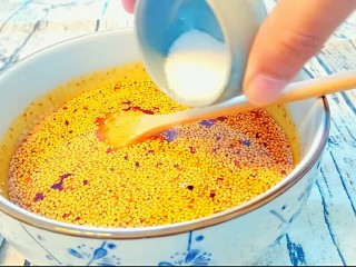 11、自制油辣子,放白砂糖提鲜味。