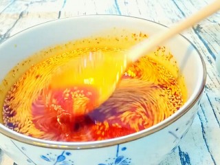 12、自制油辣子,放入白砂糖后依然要搅拌均匀。