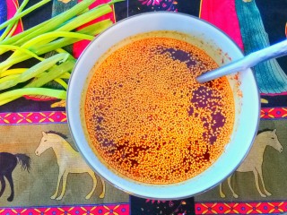 13、自制油辣子,将辣椒油常温下放凉。