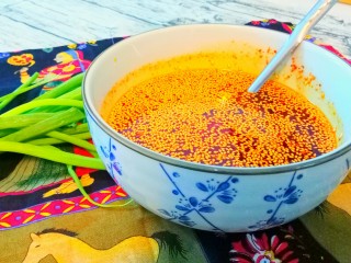 14、自制油辣子,油辣子做好了。色泽红亮，香气浓郁。爱吃辣星人的最爱！！