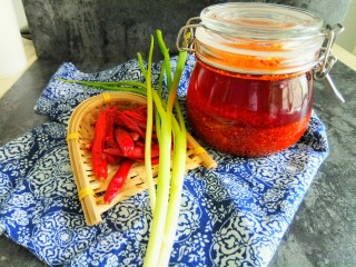 15、自制油辣子,油辣子放凉后，装进玻璃罐，随用随取，干净卫生。