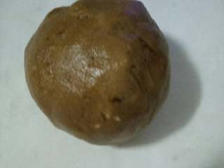 3、消化饼干,加入全麦粉（有麦胚的要过筛） 和泡打粉搅拌均匀揉成团，放入冰箱冷藏1小时