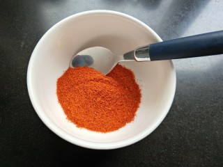 1、自制饺子蘸料（附辣椒油的制作方法）,先来做辣椒油，准备辣椒粉三勺。