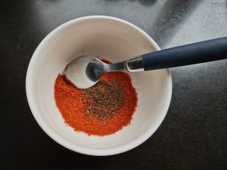 2、自制饺子蘸料（附辣椒油的制作方法）,花椒粉一勺