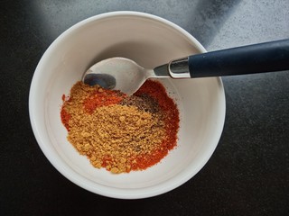 3、自制饺子蘸料（附辣椒油的制作方法）,五香粉一勺。