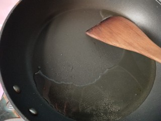 5、自制饺子蘸料（附辣椒油的制作方法）,锅内放油，烧热。