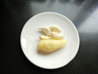 7、自制饺子蘸料（附辣椒油的制作方法）,准备大蒜，生姜，洗净。