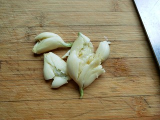 8、自制饺子蘸料（附辣椒油的制作方法）,大蒜用刀背拍扁。