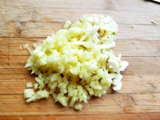 9、自制饺子蘸料（附辣椒油的制作方法）,大蒜和生姜切丁。