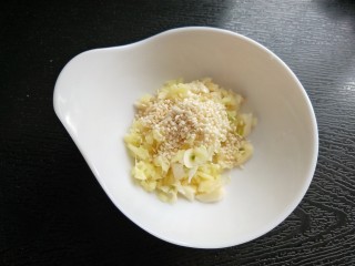 10、自制饺子蘸料（附辣椒油的制作方法）,放入碗中，再放一勺芝麻。