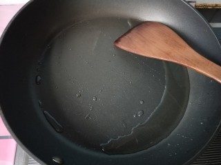 11、自制饺子蘸料（附辣椒油的制作方法）,锅内放油，不要放太多。