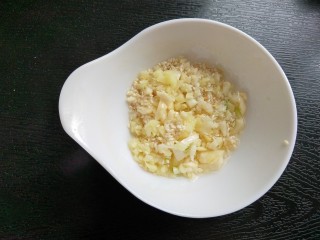 12、自制饺子蘸料（附辣椒油的制作方法）,油烧至微微冒烟，倒入碗中。