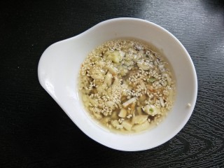 13、自制饺子蘸料（附辣椒油的制作方法）,放味极鲜，老抽，陈醋，一点点白糖。