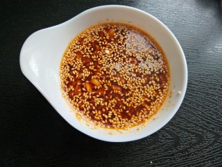 14、自制饺子蘸料（附辣椒油的制作方法）,放两勺辣椒油，搅拌均匀。