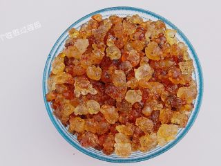 1、酸奶桃胶羹,准备一小把桃胶，这个东西泡发之后会变得很大，所以一小把就够了