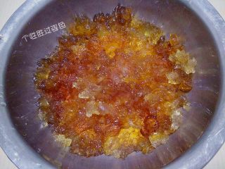 3、酸奶桃胶羹,用筛子冲洗干净去掉杂质