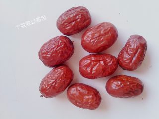 4、酸奶桃胶羹,我用的是小灰枣，这个枣比较适合用来炖甜品