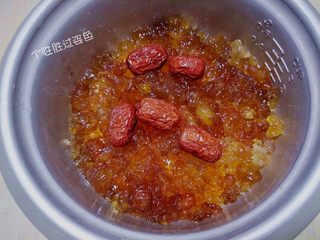 5、酸奶桃胶羹,把灰枣洗干净，跟收拾好的桃胶放入小锅里