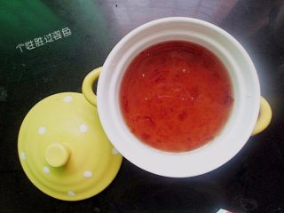 9、酸奶桃胶羹,晾凉的桃胶捞出放入碗里