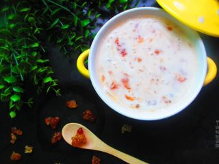 11、酸奶桃胶羹,用勺子搅拌均匀，就可以开吃了