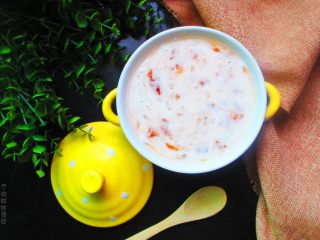 13、酸奶桃胶羹,吃起来粘稠有口感，略带嚼劲，是个美容养颜的甜品