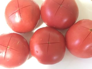 1、自制低脂番茄酱 简单方便,将番茄洗干净 去除根  上面切小十字