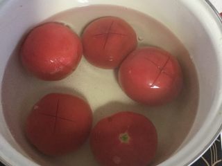 2、自制低脂番茄酱 简单方便,把水煮开 把西红柿放进去 煮开