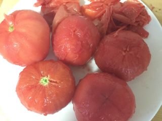 3、自制低脂番茄酱 简单方便,把煮开花的西红柿拿出来 剥皮