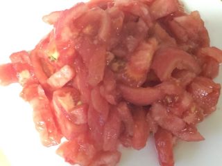 4、自制低脂番茄酱 简单方便,西红柿切成块或丁