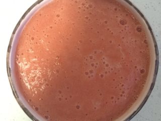 5、自制低脂番茄酱 简单方便,把番茄丁放进搅拌机的搅碎