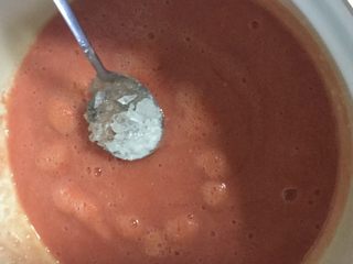 6、自制低脂番茄酱 简单方便,热锅 然后把番茄汁倒入锅中  小火搅拌 加入冰糖(冰糖按照自己口味来加 我只加了一勺 番茄本身口味会比较浓郁 并且低脂)继续搅拌