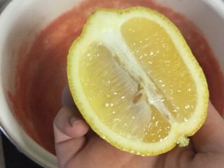 7、自制低脂番茄酱 简单方便,当番茄汁煮到较浓稠的时候 挤柠檬汁进去 (根据自己口味) 继续搅拌 我调到大火