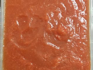 8、自制低脂番茄酱 简单方便,最后 番茄汁煮至浓稠  出锅放进密封盒子里  放入冰箱  