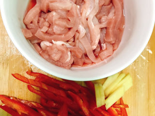 4、包菜炒肉丝,瘦肉切成丝，红尖椒、生姜切丝