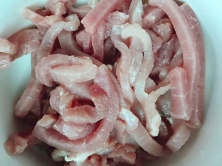 6、包菜炒肉丝,再切成丝