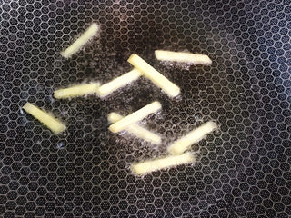 10、包菜炒肉丝,下姜丝