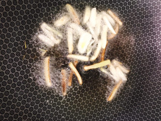 11、包菜炒肉丝,下大蒜炒香