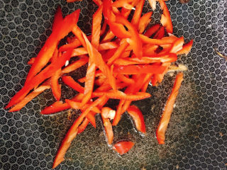 16、包菜炒肉丝,放入辣椒丝