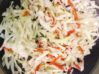 18、包菜炒肉丝,放蚝油炒匀