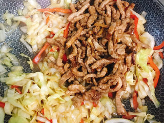 20、包菜炒肉丝,倒入肉丝