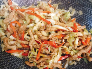 21、包菜炒肉丝,翻拌均匀