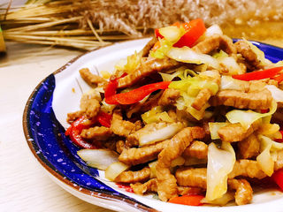 22、包菜炒肉丝,装盘食用
