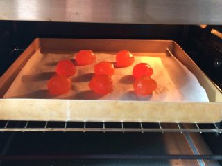 1、四色螺旋蛋黄酥,先处理蛋黄，去去腥味，把蛋黄沾上或喷上白酒，放入预热好的烤箱中层，上下火170度，约5分钟。