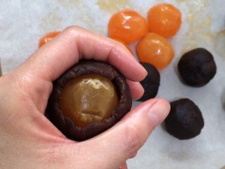 2、四色螺旋蛋黄酥,把豆沙分成8等份，每份是25克。取一份豆沙包入一个咸蛋黄，收好口。