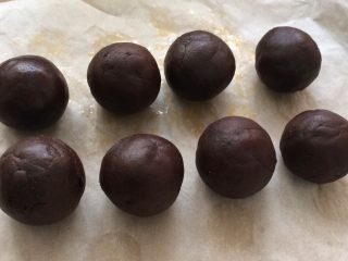 3、四色螺旋蛋黄酥,依次全部包好揉圆，放旁备用。