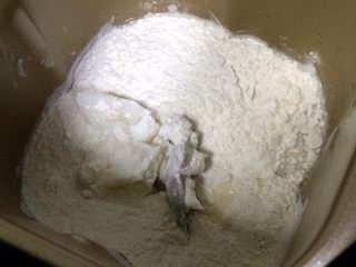 4、四色螺旋蛋黄酥,把油皮材料放入面包机桶内，按照水、糖粉、猪油，最后中筋面粉的顺序。启动面包机和面功能，时间设定为30分钟。