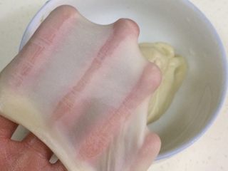 5、四色螺旋蛋黄酥,揉至30分钟可以拉出薄膜，面团柔软且有弹性、有韧度。