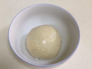 6、四色螺旋蛋黄酥,揉好的油皮面团用保鲜膜包好，室温静置30分钟。