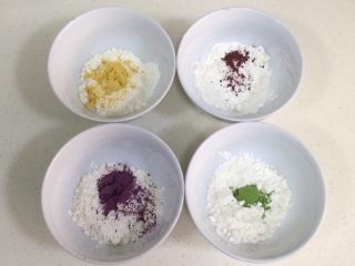 7、四色螺旋蛋黄酥,接着来做油酥的部分，把对应的果蔬粉和低筋面粉以及猪油分好在碗内。