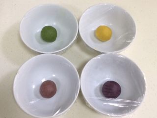 8、四色螺旋蛋黄酥,用手揉匀成团，若觉得油酥面团比较干，可以适当在添加一点猪油，油酥一定要柔软，请大家按实际情况调整干湿程度。